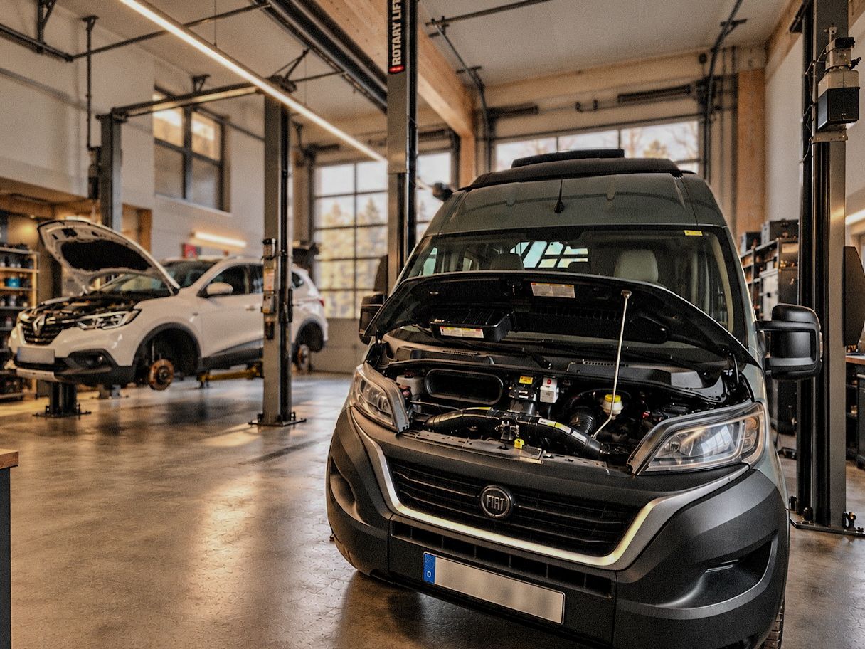 Werkstatt von Allgäu Fahrzeugtechnik mit Hebebühnen